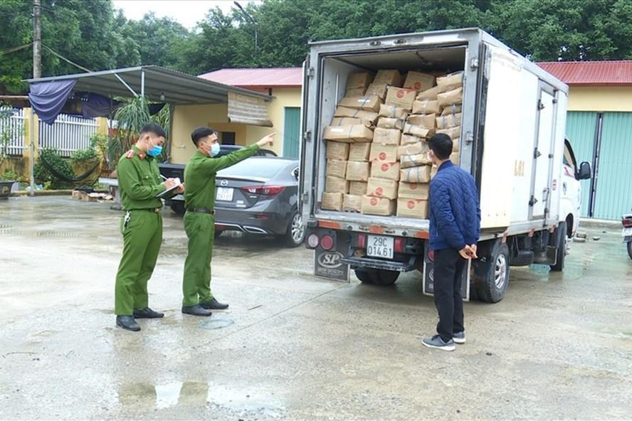 Ninh Bình bắt giữ xe chở 3 tấn xúc xích, chả cá quá hạn sử dụng từ Hà Nội về tiêu thụ