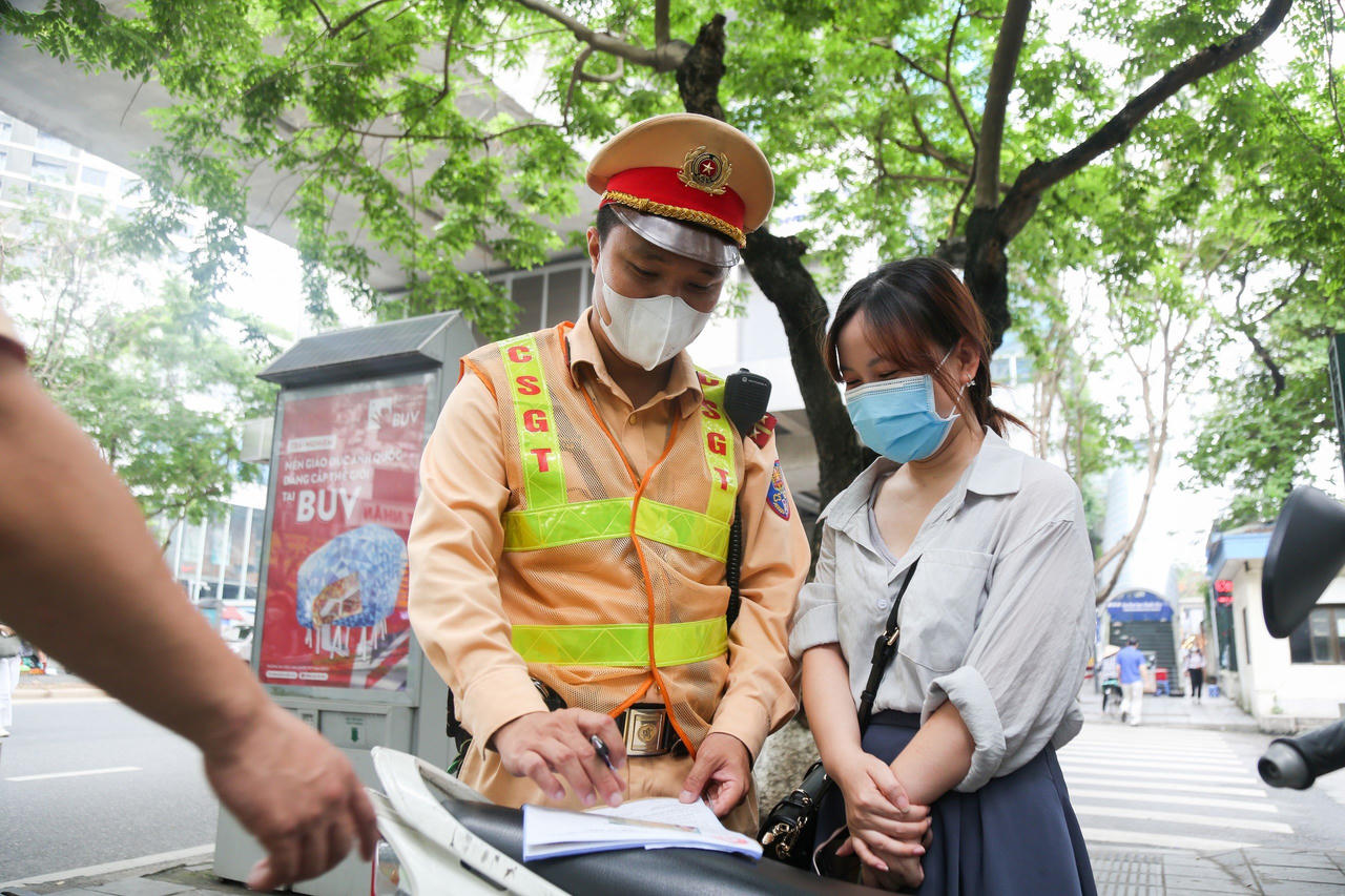 Nữ sinh Hà Nội đang đi bộ hốt hoảng khi được CSGT thông báo lỗi vi phạm