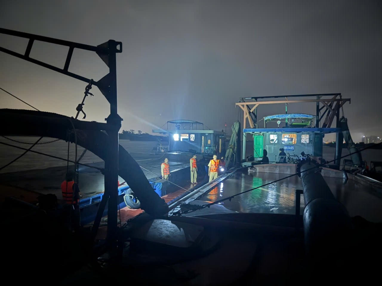 Cảnh sát giao thông mật phục bắt 'cát tặc' lúc rạng sáng trên sông Hồng 