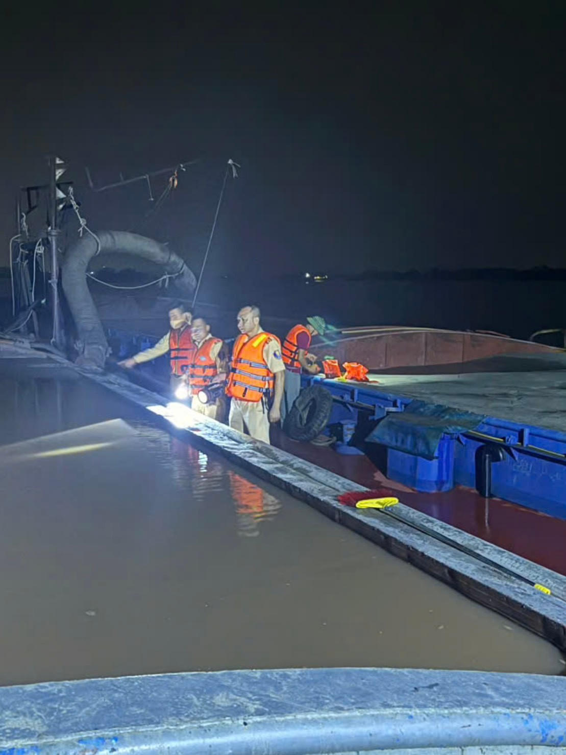 Cảnh sát giao thông mật phục bắt 'cát tặc' lúc rạng sáng trên sông Hồng 