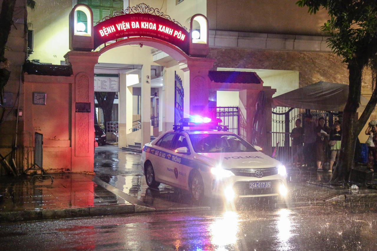 Cảnh sát giao thông Hà Nội và hành trình 12 giờ cùng "món quà của lòng nhân ái"