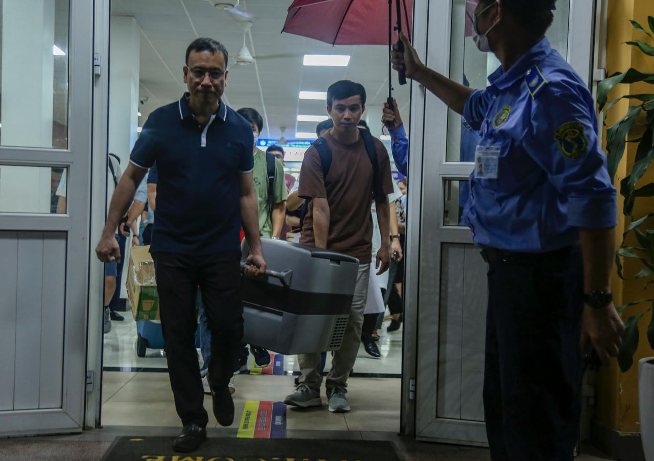 Cảnh sát giao thông Hà Nội và hành trình 12 giờ cùng "món quà của lòng nhân ái"