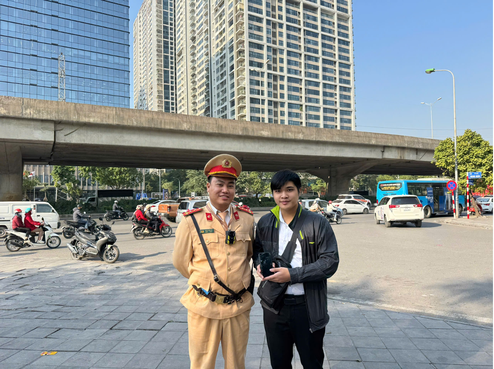 CSGT liên tiếp trả lại điện thoại người dân đánh rơi trên đường Hà Nội