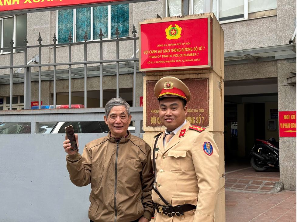 CSGT liên tiếp trả lại điện thoại người dân đánh rơi trên đường Hà Nội