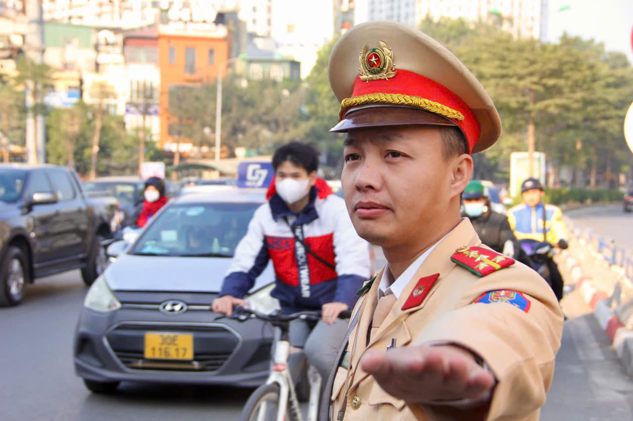 Giao thông Hà Nội cận Tết - 'Giờ nào cũng là giờ cao điểm' 