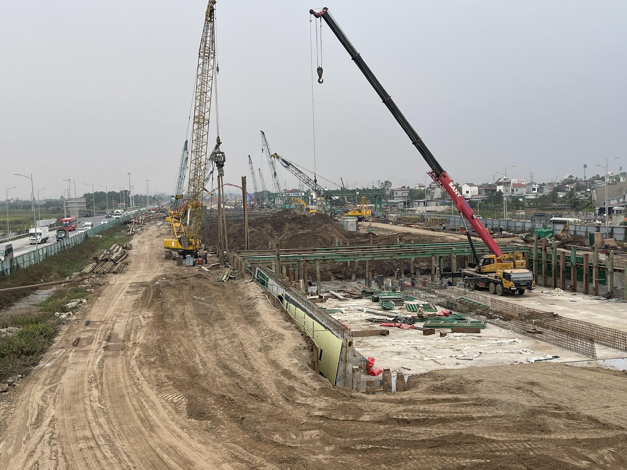 Hơn 200 công nhân làm việc xuyên Tết với quyết tâm hoàn thành dự án nút giao Phú Thứ đúng tiến độ