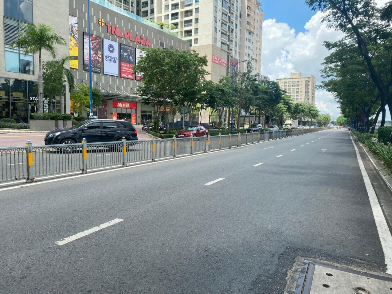 Đường TP HCM vắng lặng, người dân ở nhà chờ 'chú bộ đội' giúp