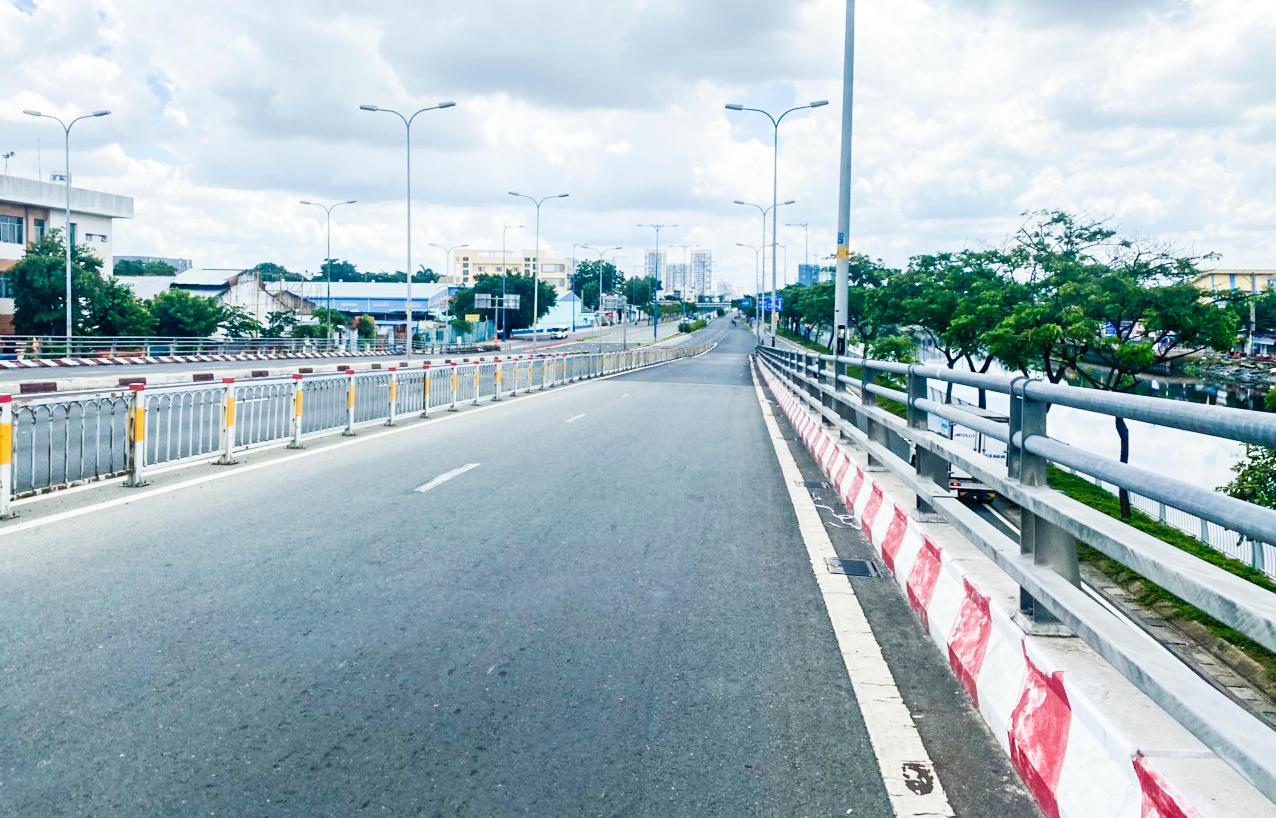 Đường TP HCM vắng lặng, người dân ở nhà chờ 'chú bộ đội' giúp