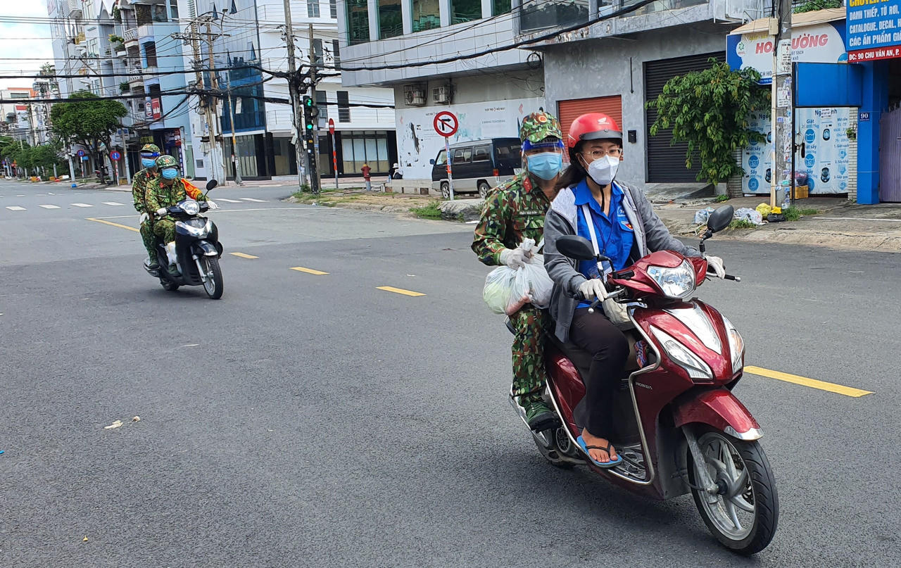 Đường TP HCM vắng lặng, người dân ở nhà chờ 'chú bộ đội' giúp