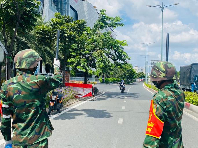 Đường TP HCM vắng lặng, người dân ở nhà chờ 'chú bộ đội' giúp