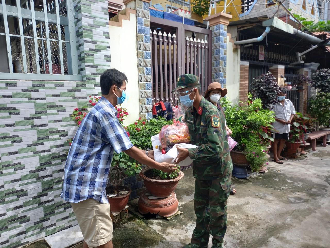 Đường TP HCM vắng lặng, người dân ở nhà chờ 'chú bộ đội' giúp