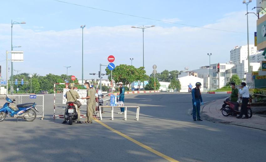 Đường TP HCM vắng lặng, người dân ở nhà chờ 'chú bộ đội' giúp