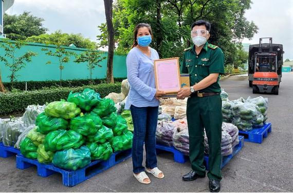 Đường TP HCM vắng lặng, người dân ở nhà chờ 'chú bộ đội' giúp