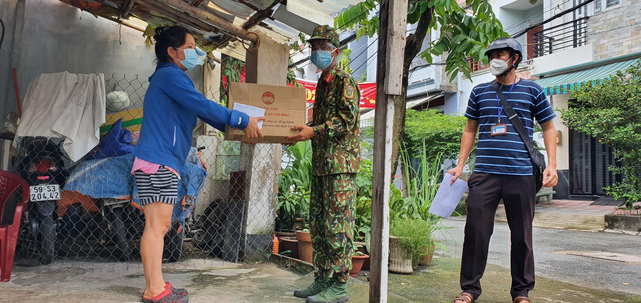 Đường TP HCM vắng lặng, người dân ở nhà chờ 'chú bộ đội' giúp