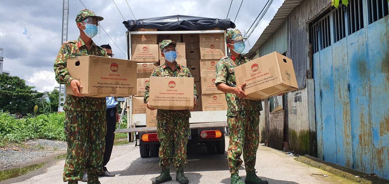 Đường TP HCM vắng lặng, người dân ở nhà chờ 'chú bộ đội' giúp