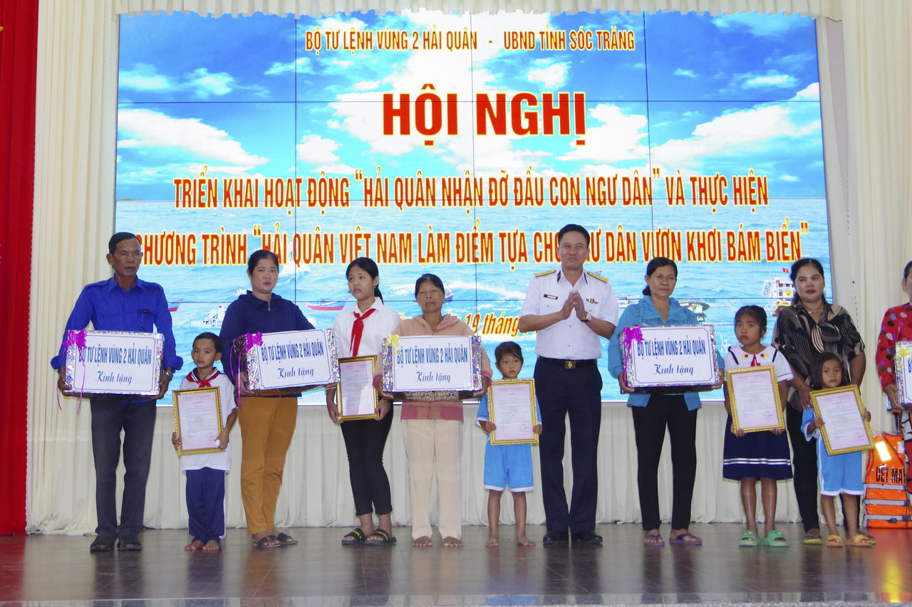 15 em nhỏ được Vùng 2 Hải quân nhận đỡ đầu