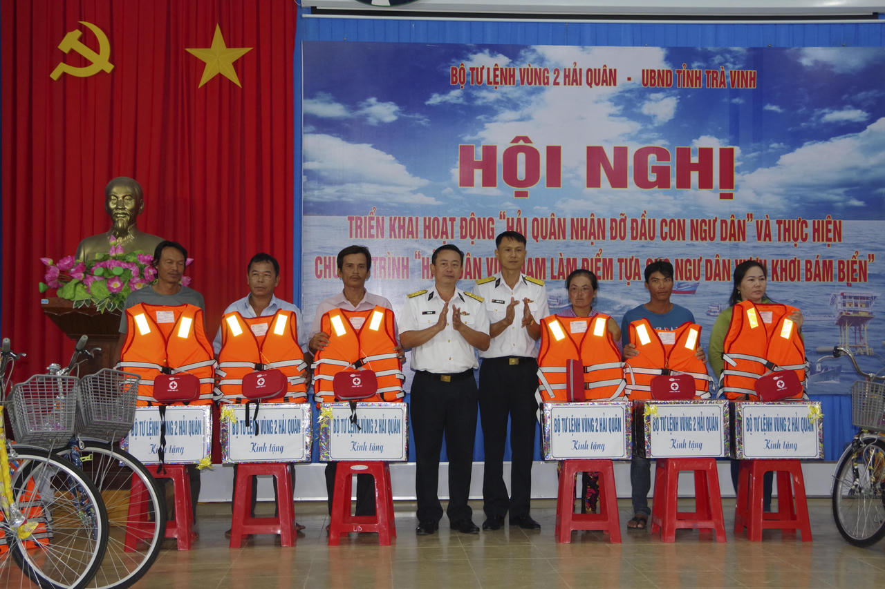 15 em nhỏ được Vùng 2 Hải quân nhận đỡ đầu