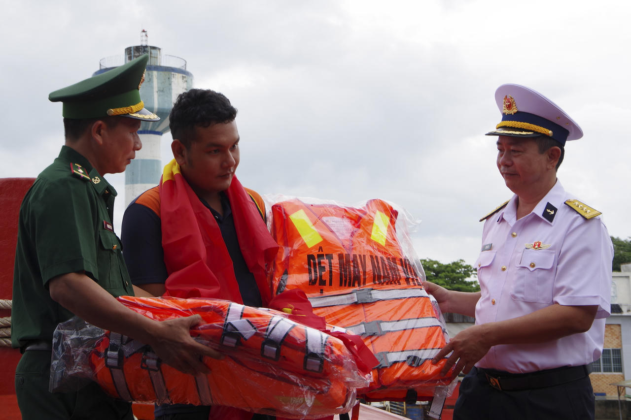 15 em nhỏ được Vùng 2 Hải quân nhận đỡ đầu