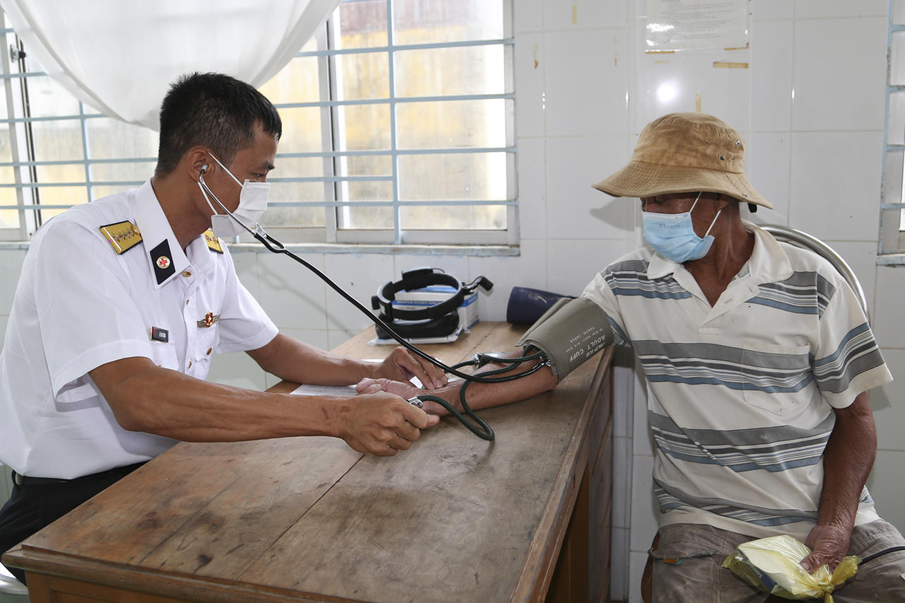 15 em nhỏ được Vùng 2 Hải quân nhận đỡ đầu