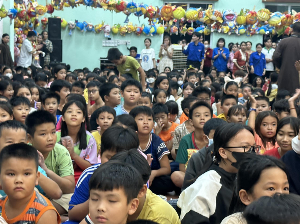 1000 phần quà cho các cháu thiếu nhi vui đêm hội trăng rằm