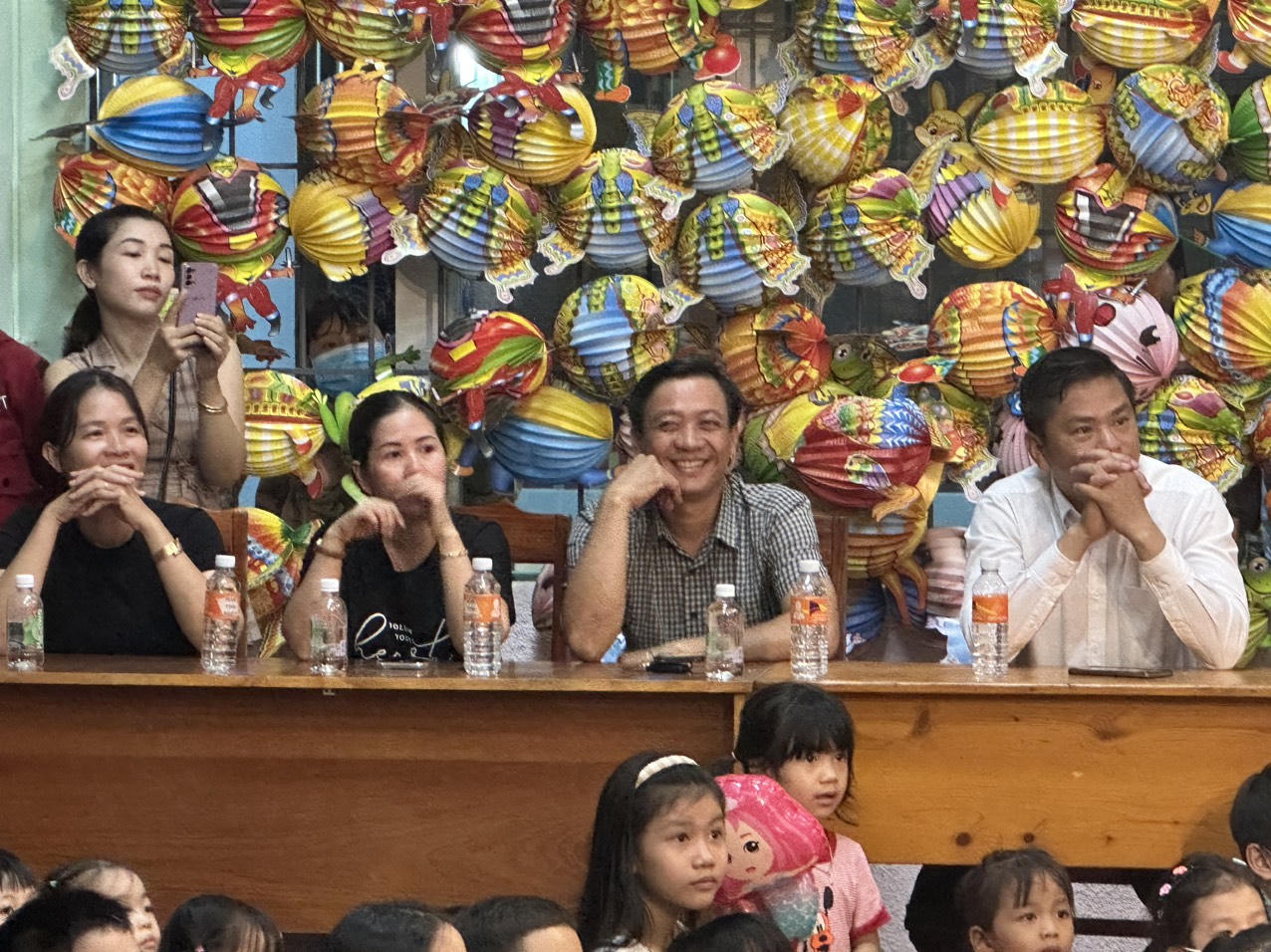 1000 phần quà cho các cháu thiếu nhi vui đêm hội trăng rằm