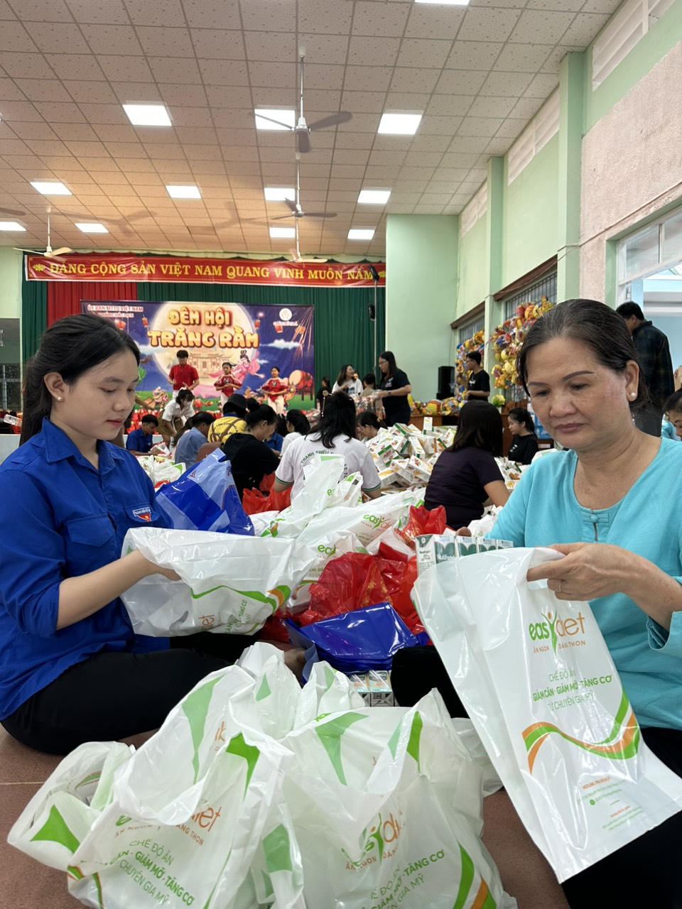 1000 phần quà cho các cháu thiếu nhi vui đêm hội trăng rằm