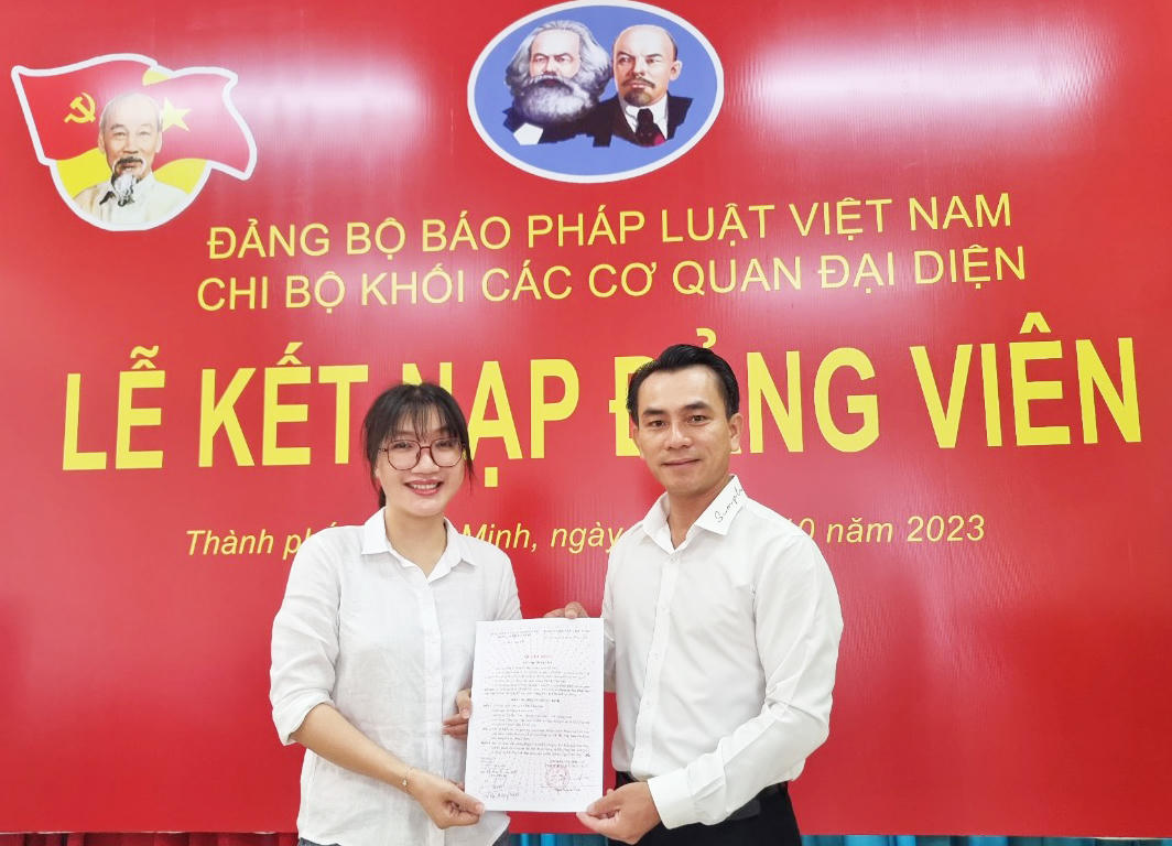 Chi bộ Khối các cơ quan đại diện, Đảng bộ Báo Pháp luật Việt Nam kết nạp Đảng viên mới 