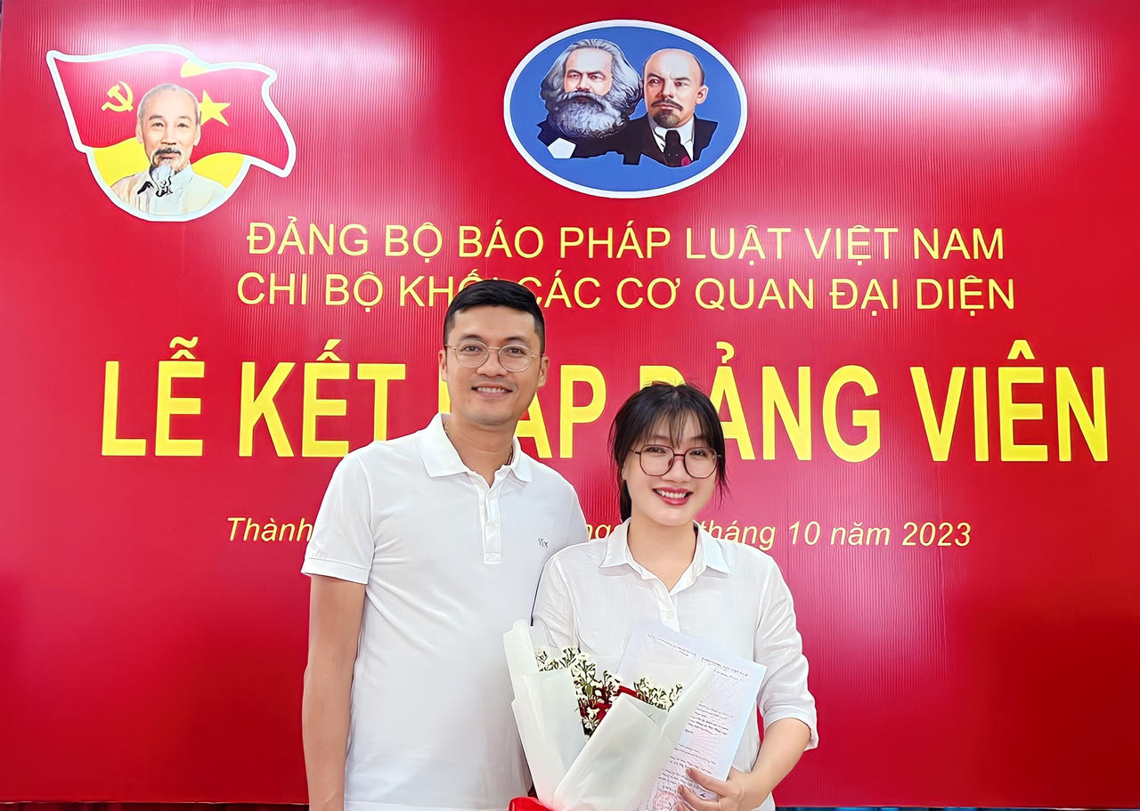 Chi bộ Khối các cơ quan đại diện, Đảng bộ Báo Pháp luật Việt Nam kết nạp Đảng viên mới 