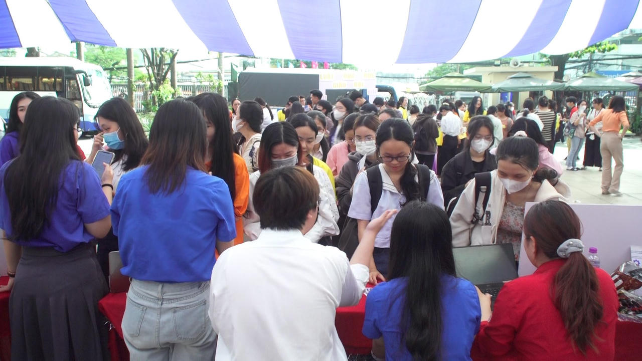 ĐH Luật TP HCM: Sôi nổi các hoạt động hưởng ứng Ngày Pháp luật Việt Nam 9/11