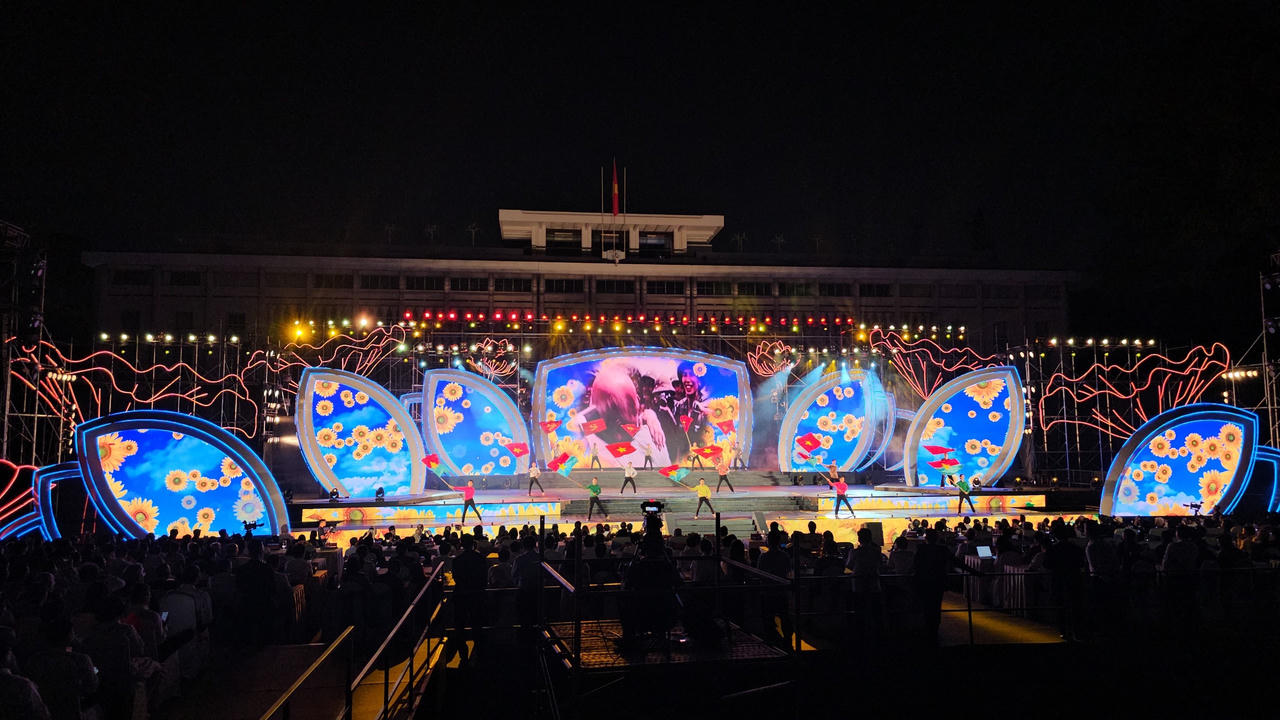 Chủ tịch nước Võ Văn Thưởng chúc Tết kiều bào và tham gia chương trình giao lưu nghệ thuật Xuân Quê hương 2024