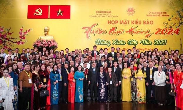 Chủ tịch nước Võ Văn Thưởng chúc Tết kiều bào và tham gia chương trình giao lưu nghệ thuật Xuân Quê hương 2024