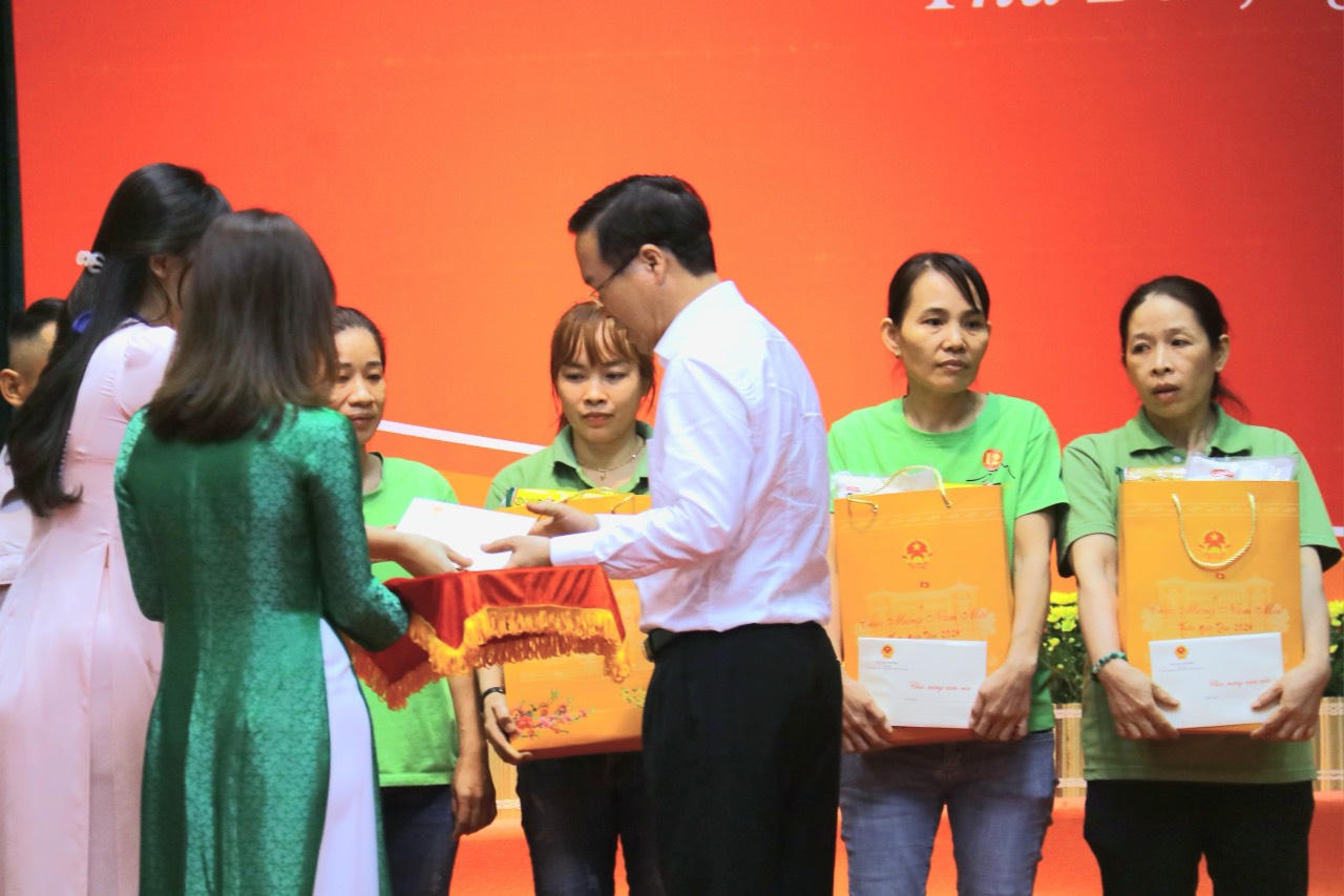 Chủ tịch nước Võ Văn Thưởng dự chương trình “Tết sum vầy - Xuân tri ân”, phát quà cho người lao động 