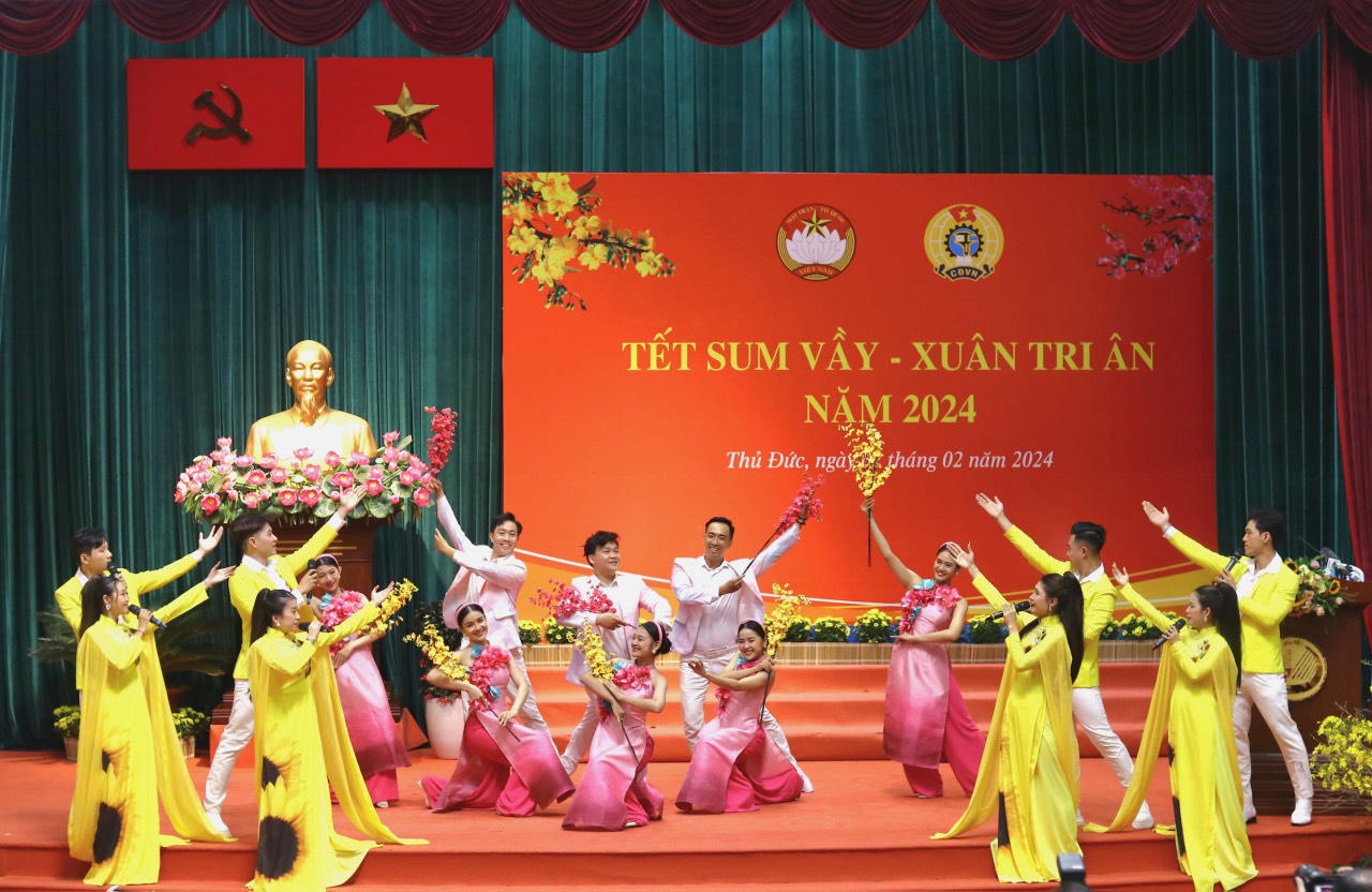 Chủ tịch nước Võ Văn Thưởng dự chương trình “Tết sum vầy - Xuân tri ân”, phát quà cho người lao động 