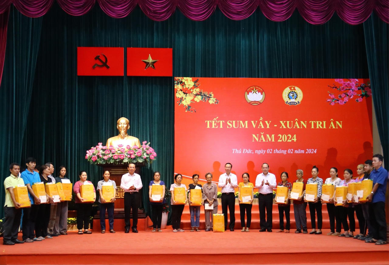 Chủ tịch nước Võ Văn Thưởng dự chương trình “Tết sum vầy - Xuân tri ân”, phát quà cho người lao động 