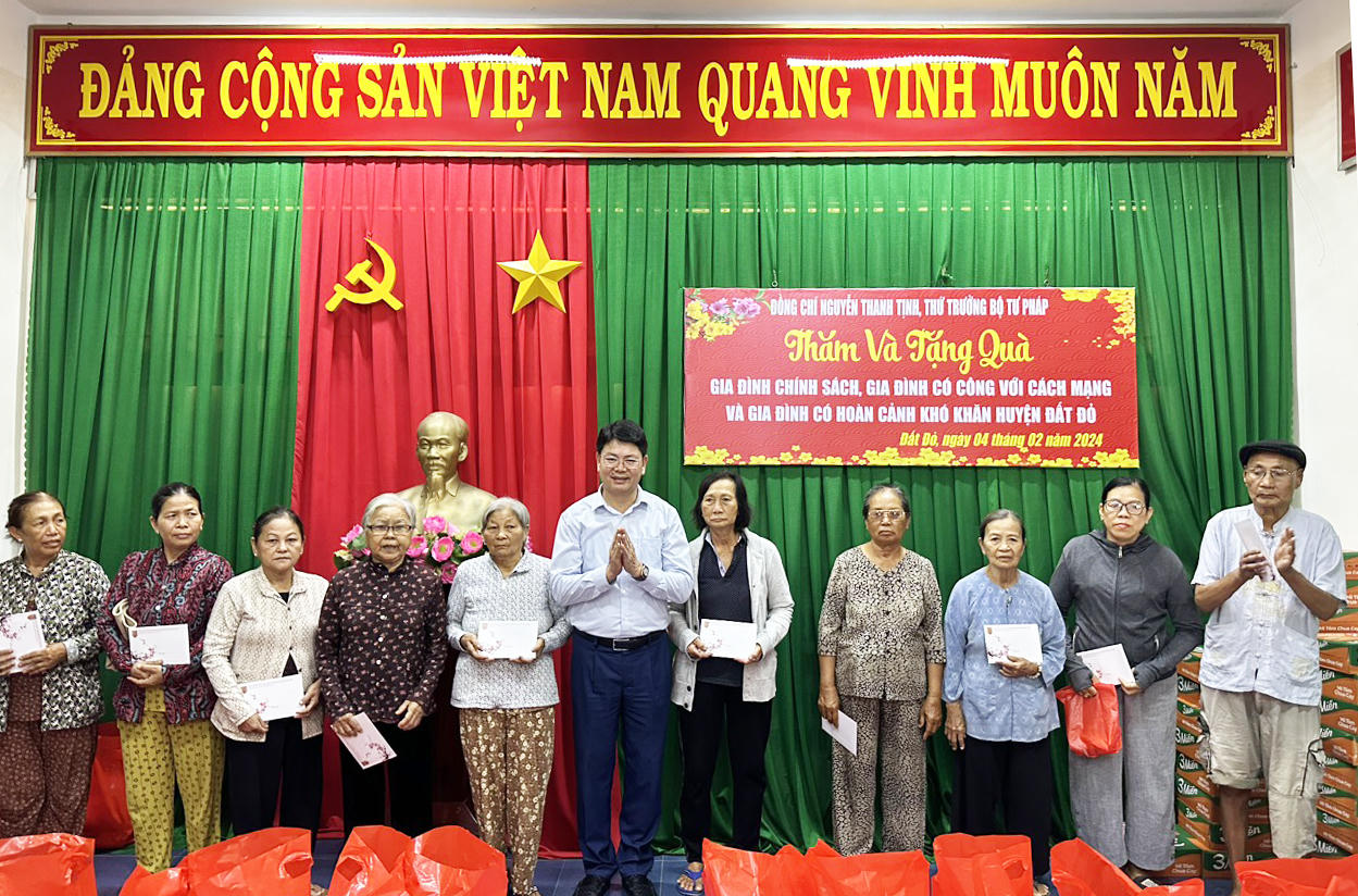 Thứ trưởng Nguyễn Thanh Tịnh, nguyên Phó Chủ tịch UBND tỉnh Bà Rịa - Vũng Tàu dự lễ viếng Anh hùng LLVT Võ Thị Sáu và tặng quà gia đình chính sách