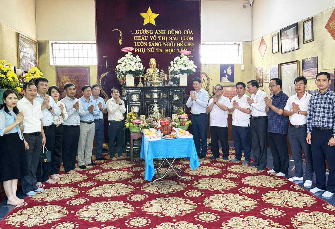 Thứ trưởng Nguyễn Thanh Tịnh, nguyên Phó Chủ tịch UBND tỉnh Bà Rịa - Vũng Tàu dự lễ viếng Anh hùng LLVT Võ Thị Sáu và tặng quà gia đình chính sách