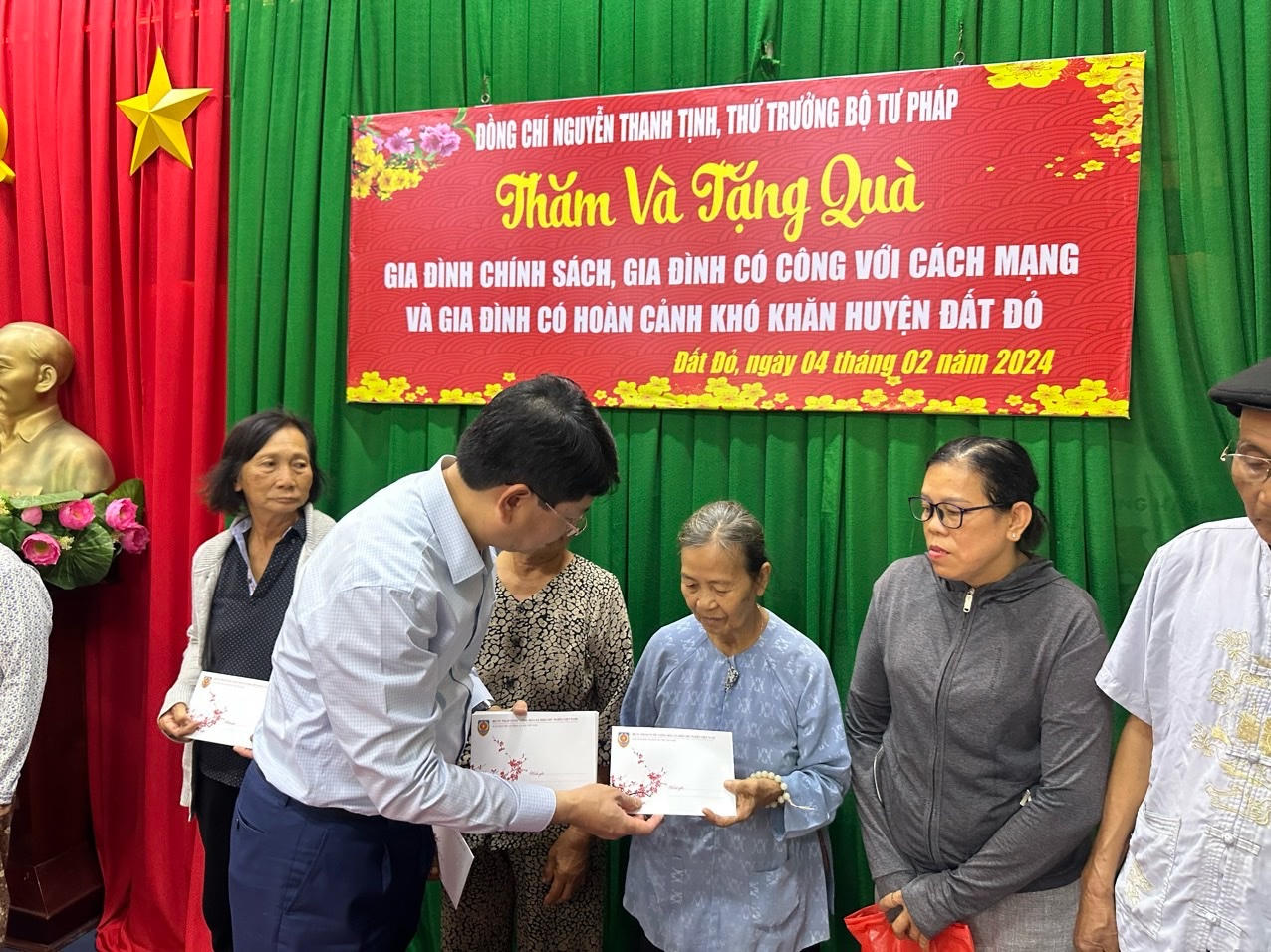 Thứ trưởng Nguyễn Thanh Tịnh, nguyên Phó Chủ tịch UBND tỉnh Bà Rịa - Vũng Tàu dự lễ viếng Anh hùng LLVT Võ Thị Sáu và tặng quà gia đình chính sách