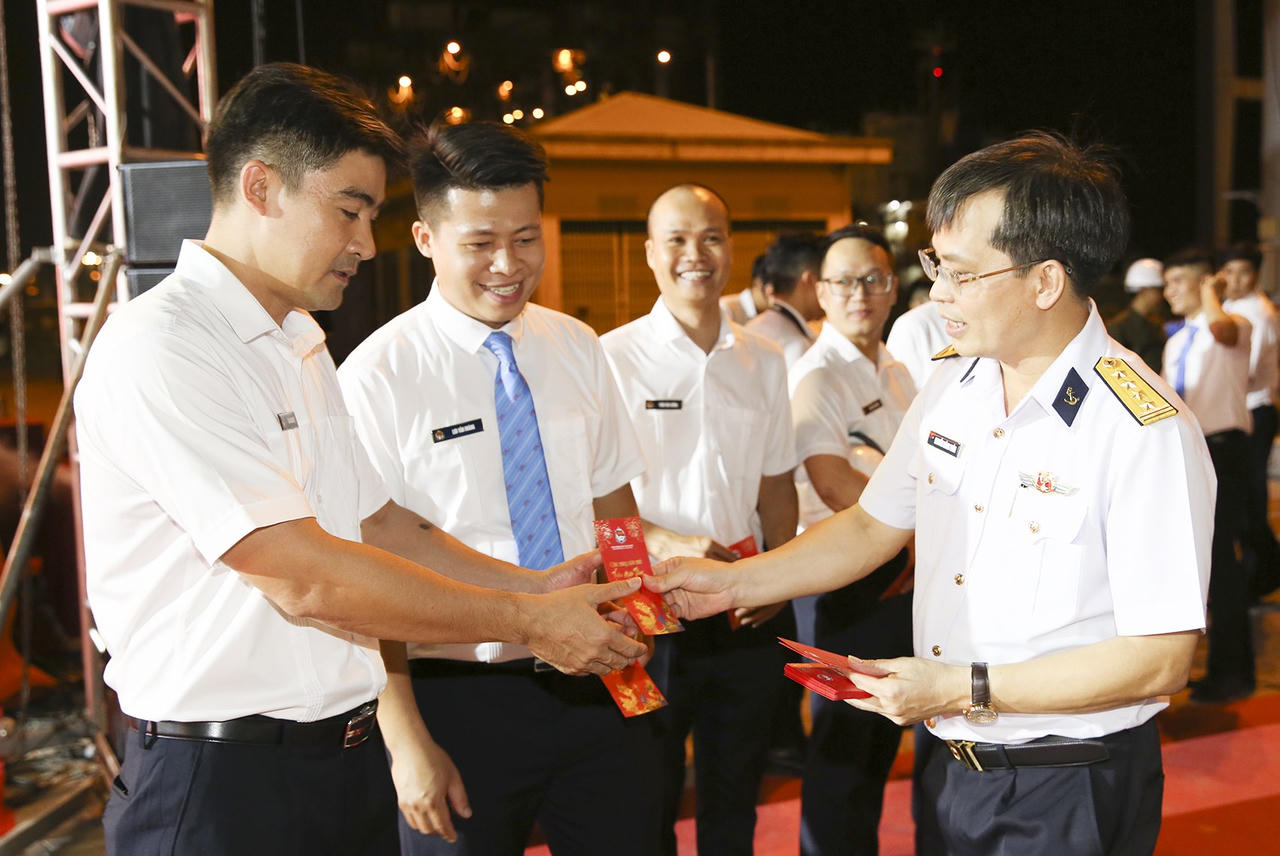 Tổng Công ty Tân Cảng Sài Gòn phát lệnh làm hàng đầu xuân Giáp Thìn