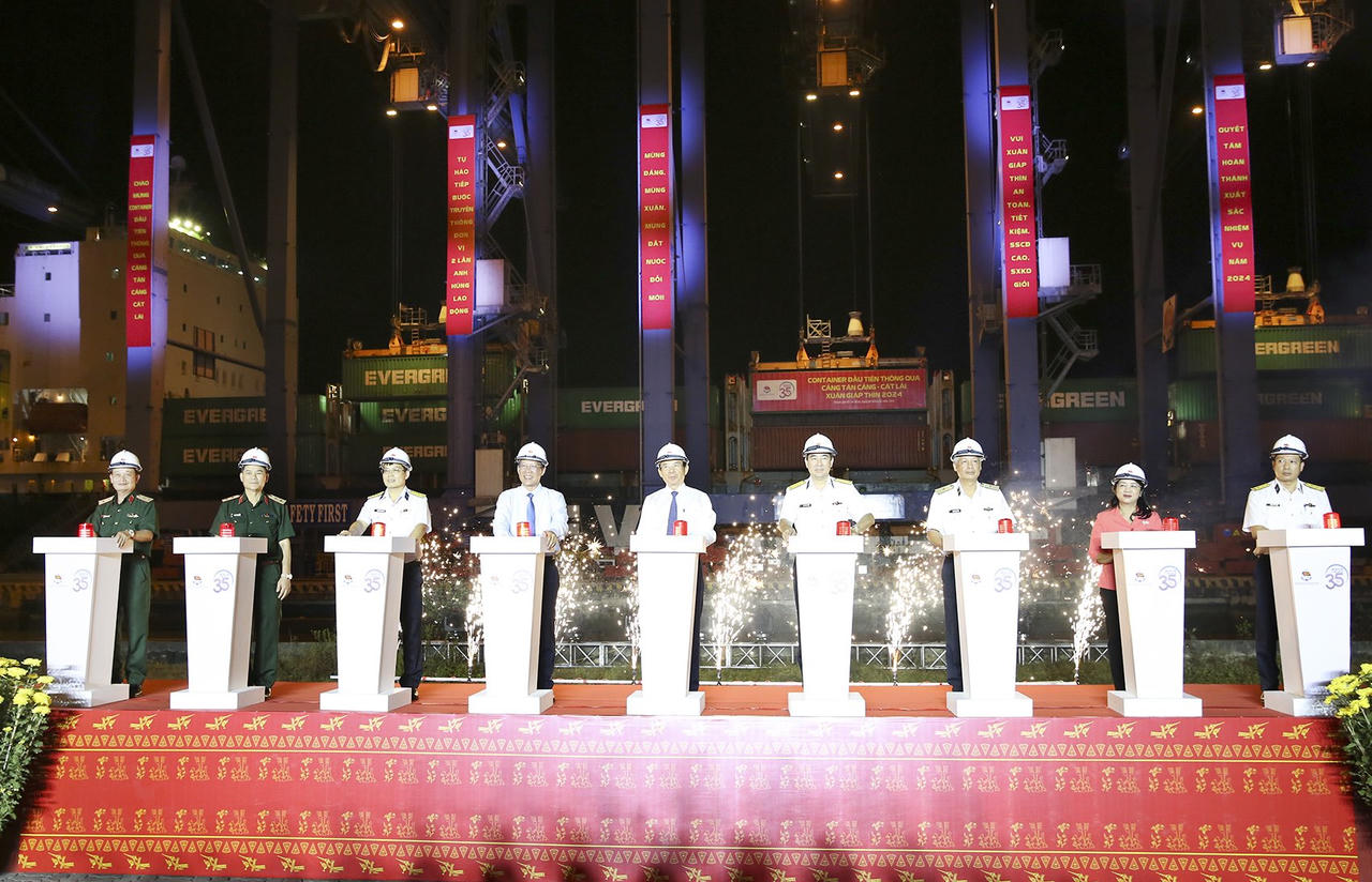 Tổng Công ty Tân Cảng Sài Gòn phát lệnh làm hàng đầu xuân Giáp Thìn