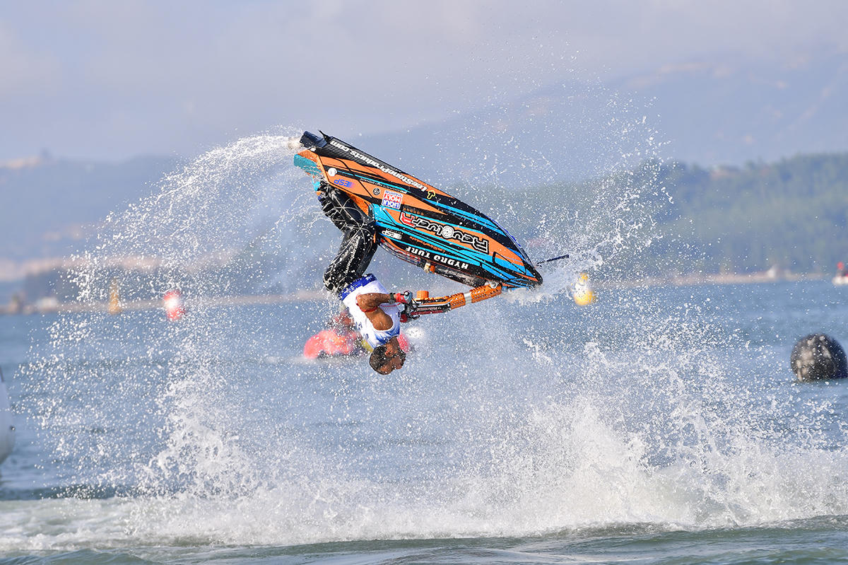 Hào hứng, kịch tính ở Giải Vô địch Thế giới mô tô nước tại Bình Định