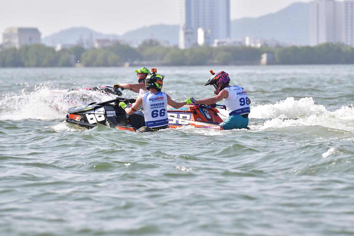 Hào hứng, kịch tính ở Giải Vô địch Thế giới mô tô nước tại Bình Định