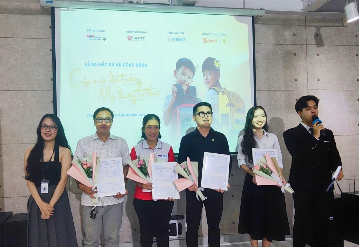 Hơn 1 triệu chiếc cặp mới giúp học sinh có hoàn cảnh khó khăn