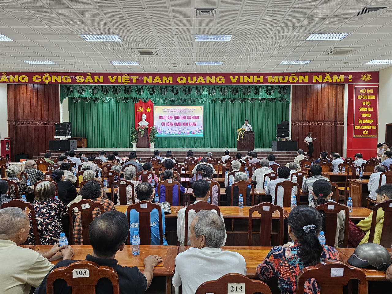 Ban Tuyên giáo Trung ương khu vực Miền Nam trao quà cho 100 hộ gia đình khó khăn 