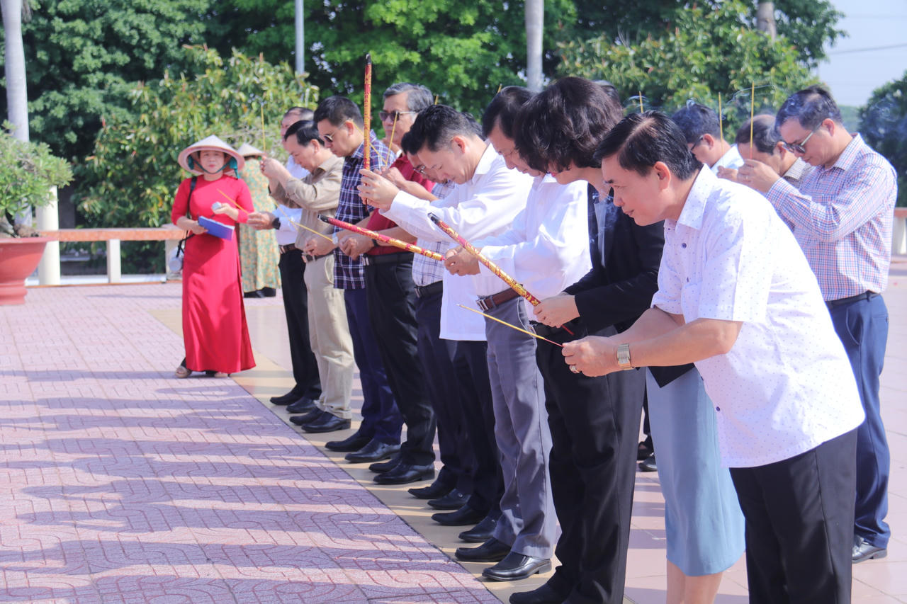 Ban Tuyên giáo Trung ương khu vực miền Nam dâng hương Tượng đài chiến thắng Long An