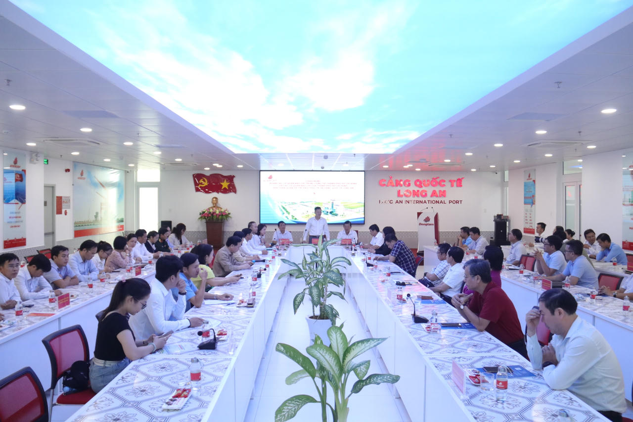 Ban Tuyên giáo Trung ương khu vực miền Nam dâng hương Tượng đài chiến thắng Long An