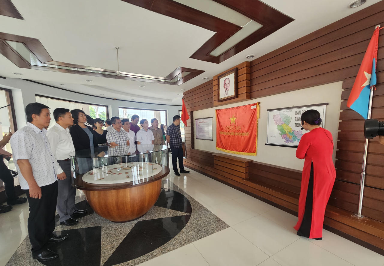 Ban Tuyên giáo Trung ương khu vực miền Nam dâng hương Tượng đài chiến thắng Long An