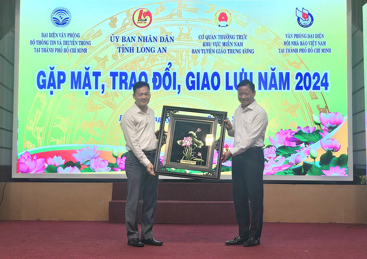 Ban Tuyên giáo Trung ương khu vực miền Nam dâng hương Tượng đài chiến thắng Long An