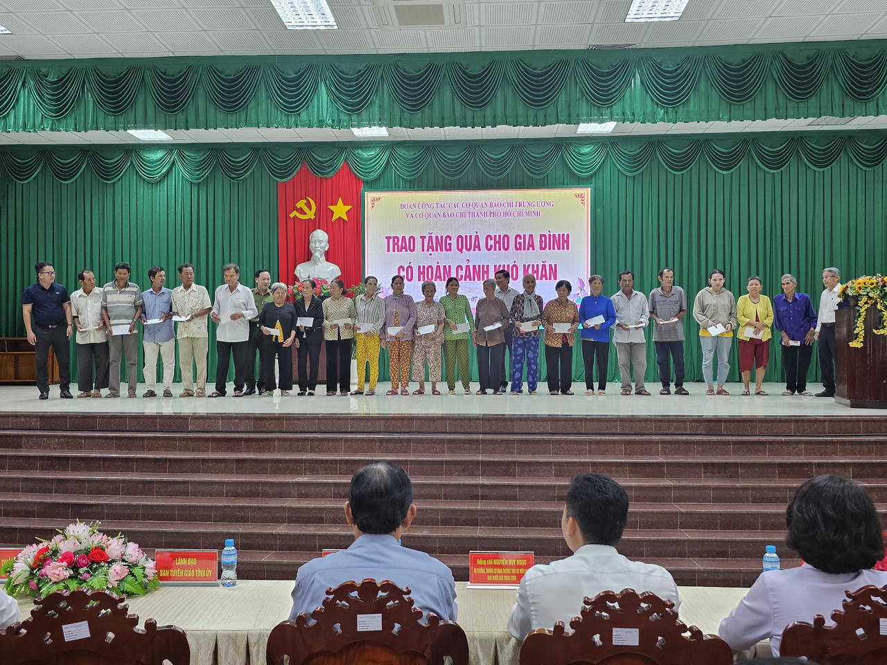 Ban Tuyên giáo Trung ương khu vực miền Nam dâng hương Tượng đài chiến thắng Long An