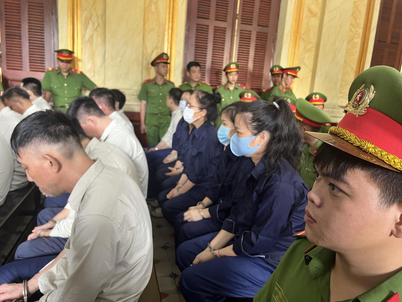 Hơn 6 tấn vàng lậu chuyển từ Camphuchia về Việt Nam bằng ngăn chứa bí mật