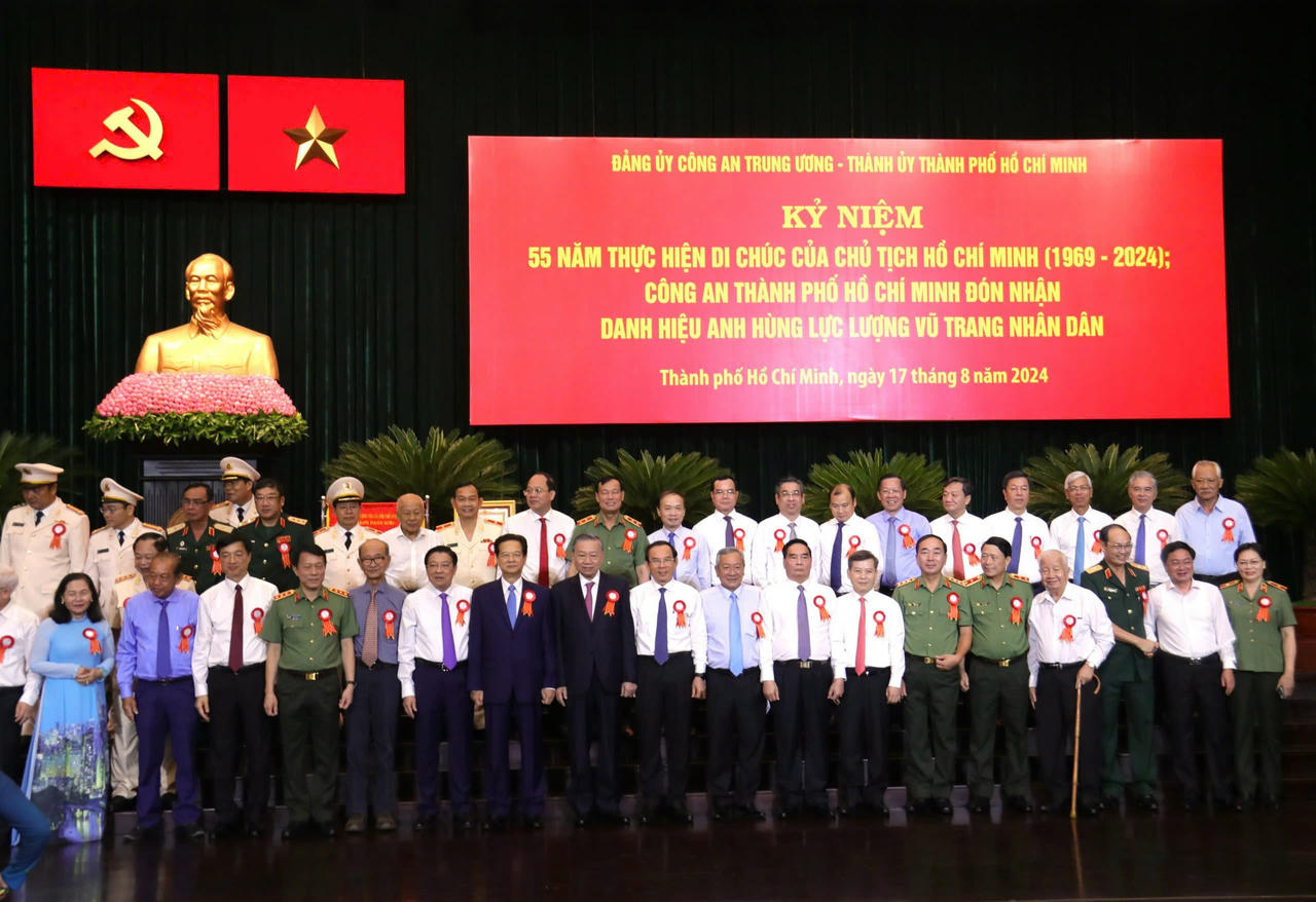 Tổng Bí thư, Chủ tịch nước Tô Lâm trao tặng danh hiệu Anh hùng Lực lượng vũ trang nhân dân cho Công an TP HCM